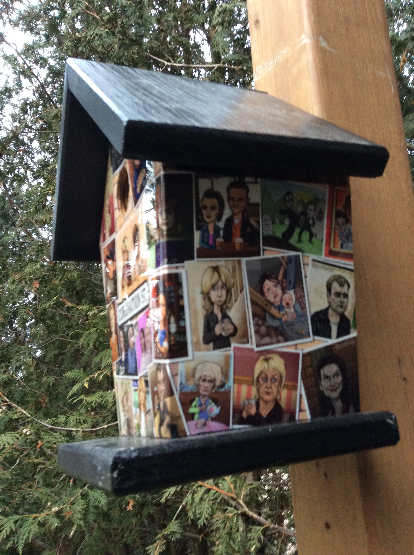 Coronation Street Birdhouse/Feeder