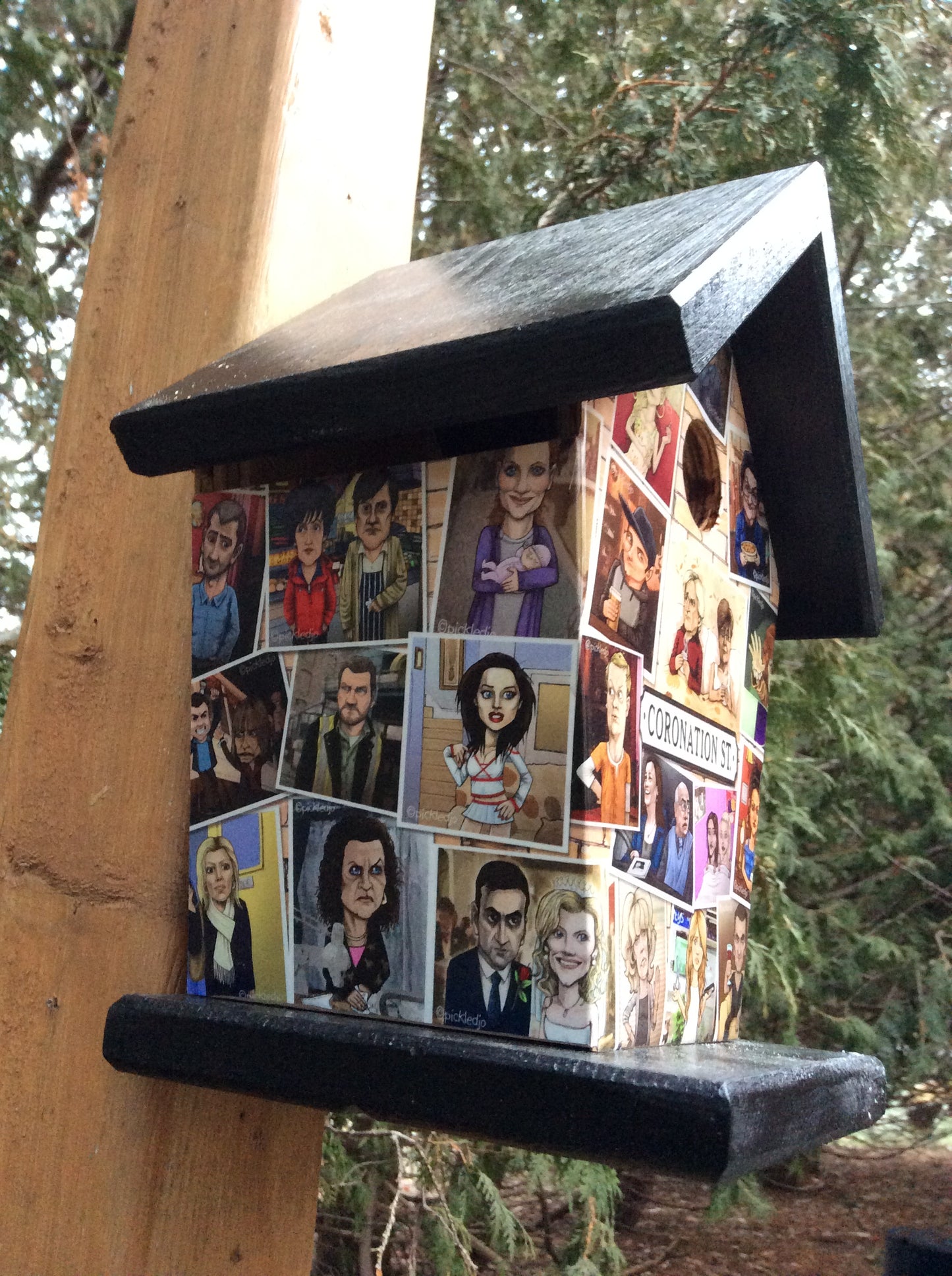 Coronation Street Birdhouse/Feeder