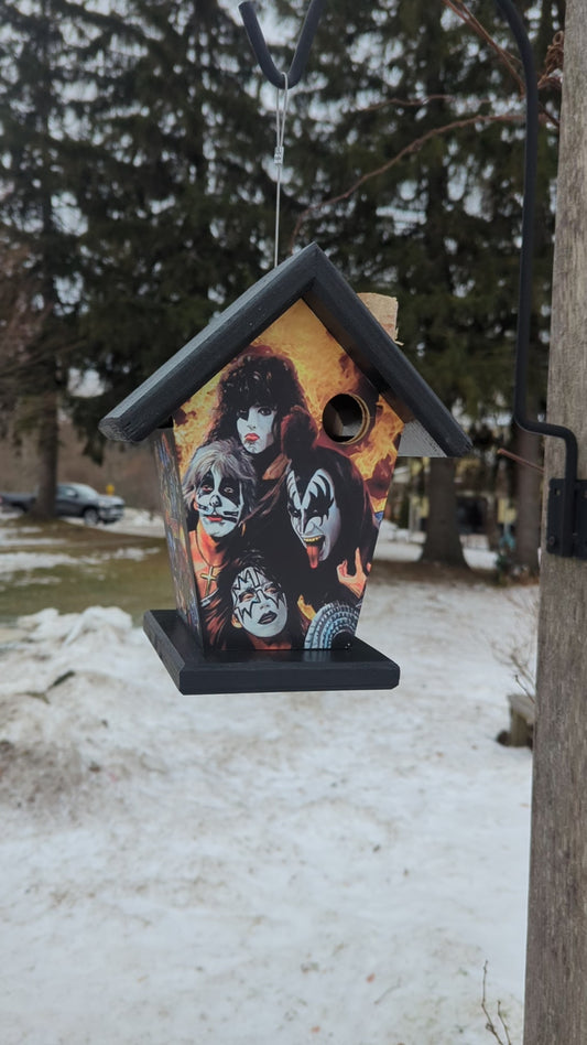 Kiss four-sided birdhouse