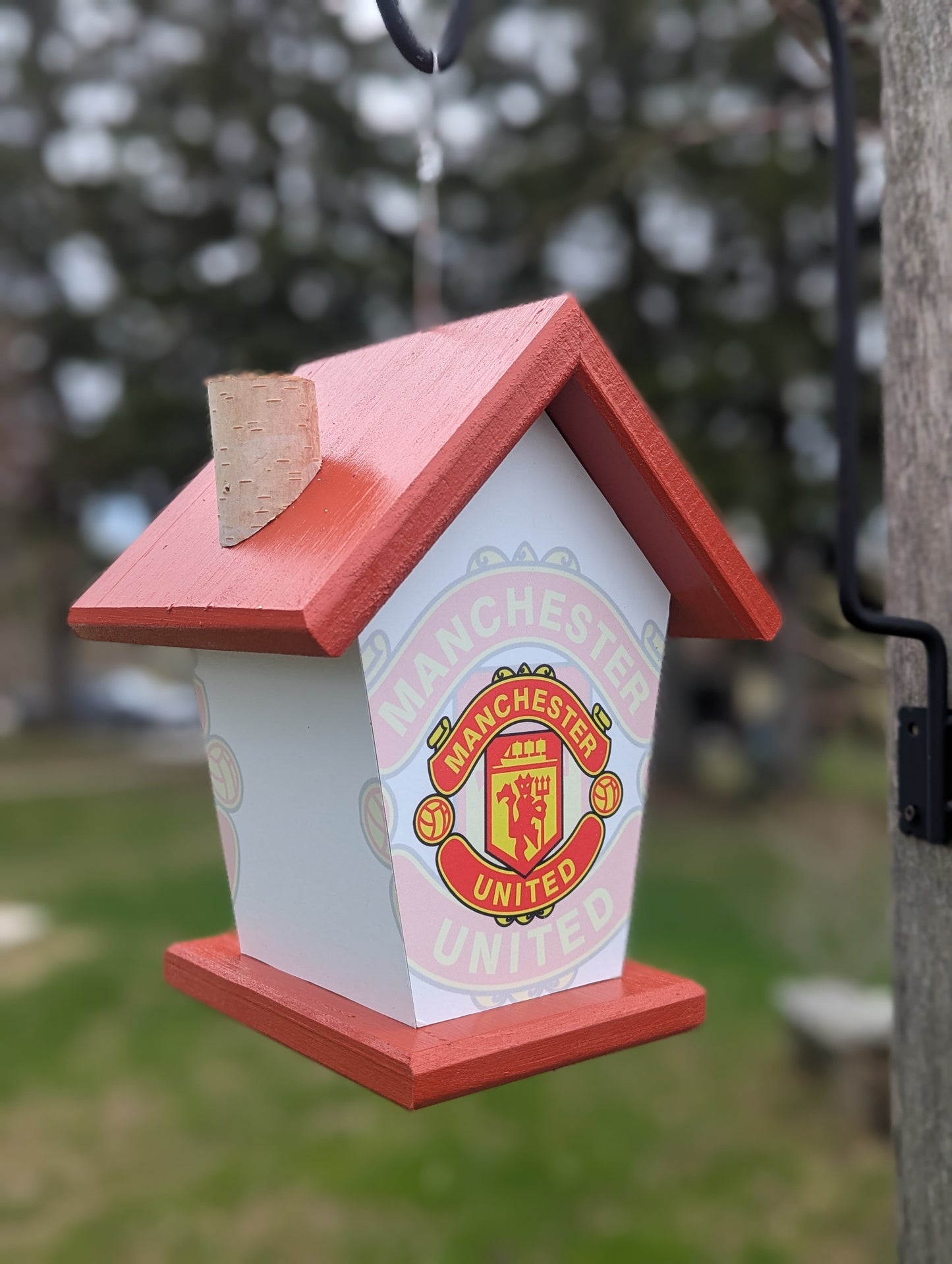 Manchester United four-sided birdhouse