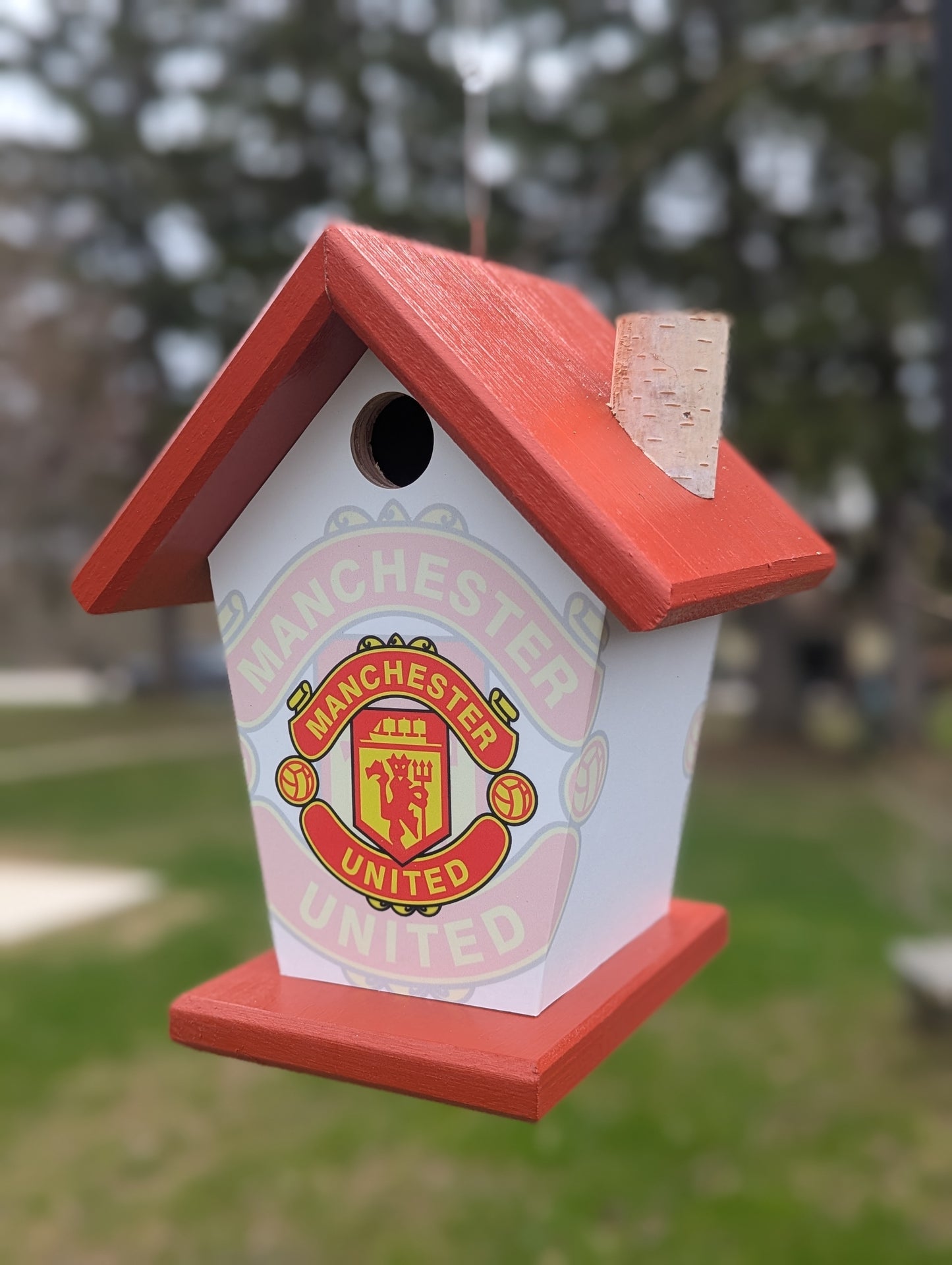 Manchester United four-sided birdhouse